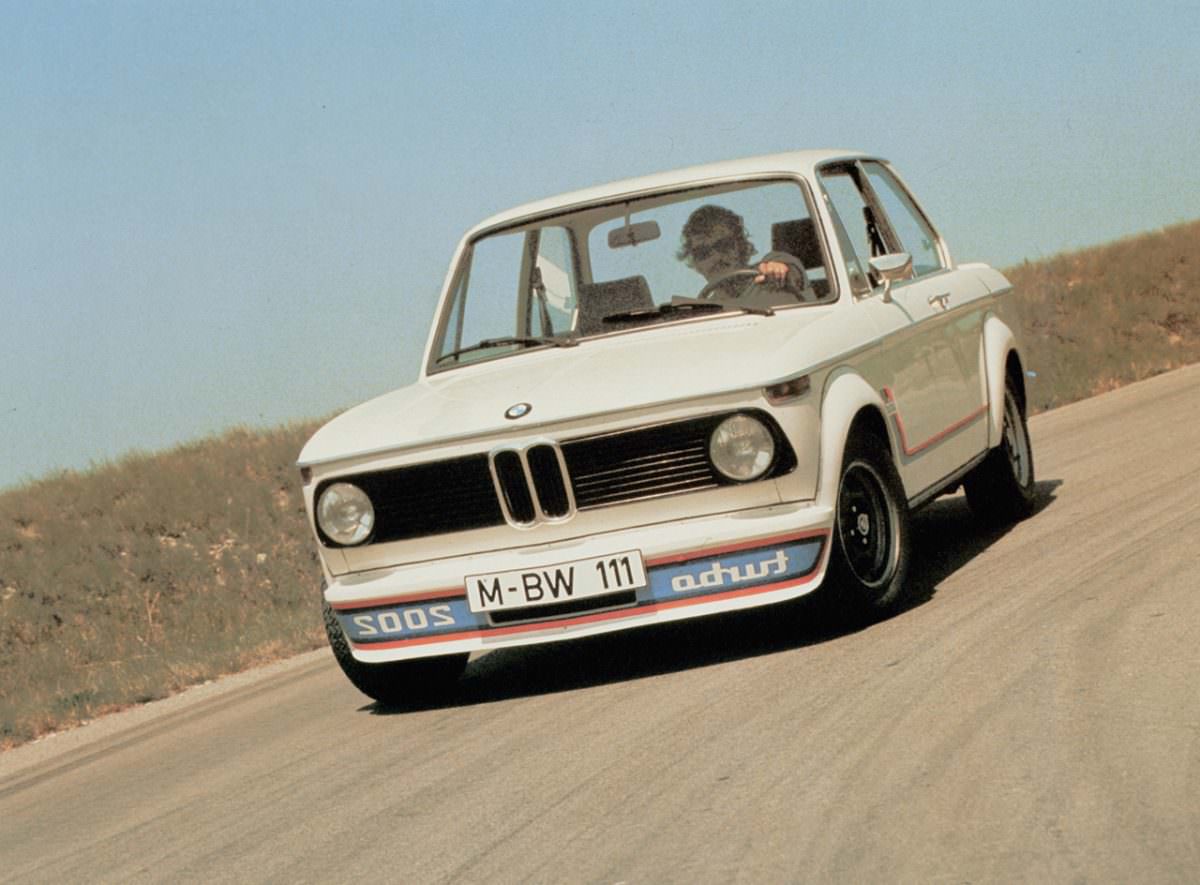 La BMW 2002 Turbo défraya la chronique fin 1973 par son inscription Turbo écrite à l'envers jugée trop dominatrice