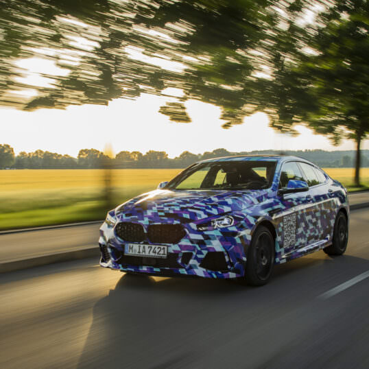 La Série 2 Gran Coupé devrait être présentée très prochainement. BMW soigne son entrée en diffusant les photos d'un prototype arborant un QR Code à flasher.