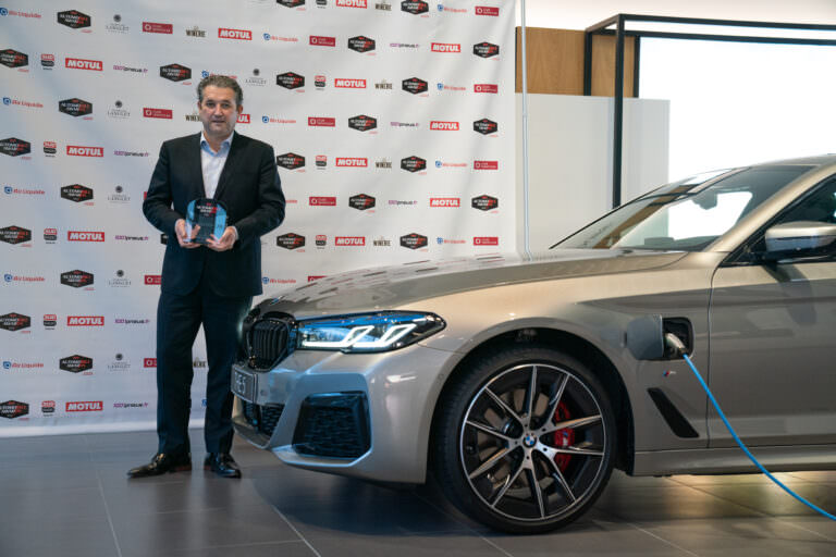 BMW Serie 5 restylee G30 LCI revelation connected car award