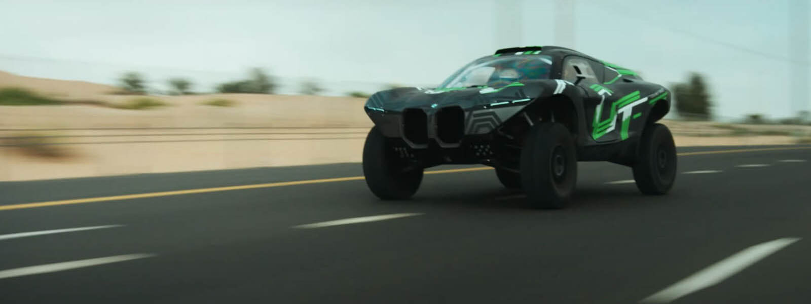 Prototype Extreme E BMW filmé sur route