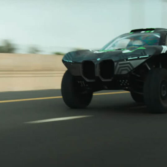 Prototype Extreme E BMW filmé sur route