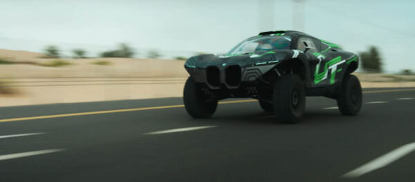 Prototype Extreme E BMW filmé sur route