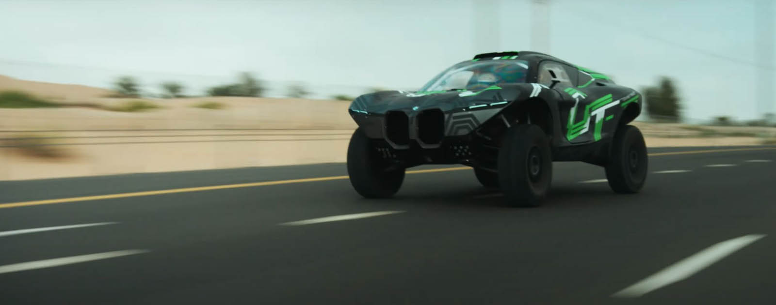 Prototype Extreme E BMW filmé sur route