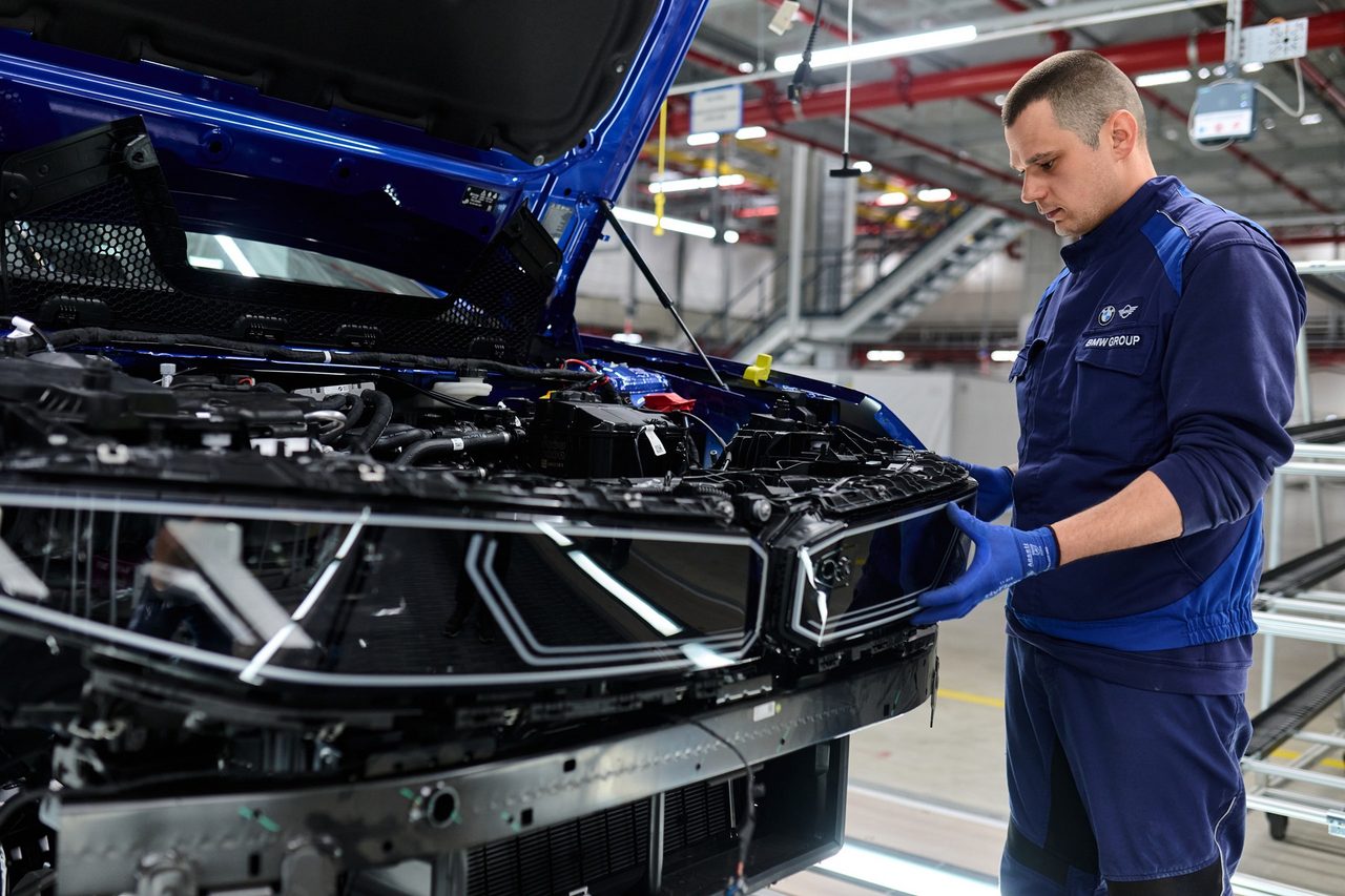 Technicien BMW Group assemblant le bloc avant d'une BMW i3 de pré-série à l'usine de Munich