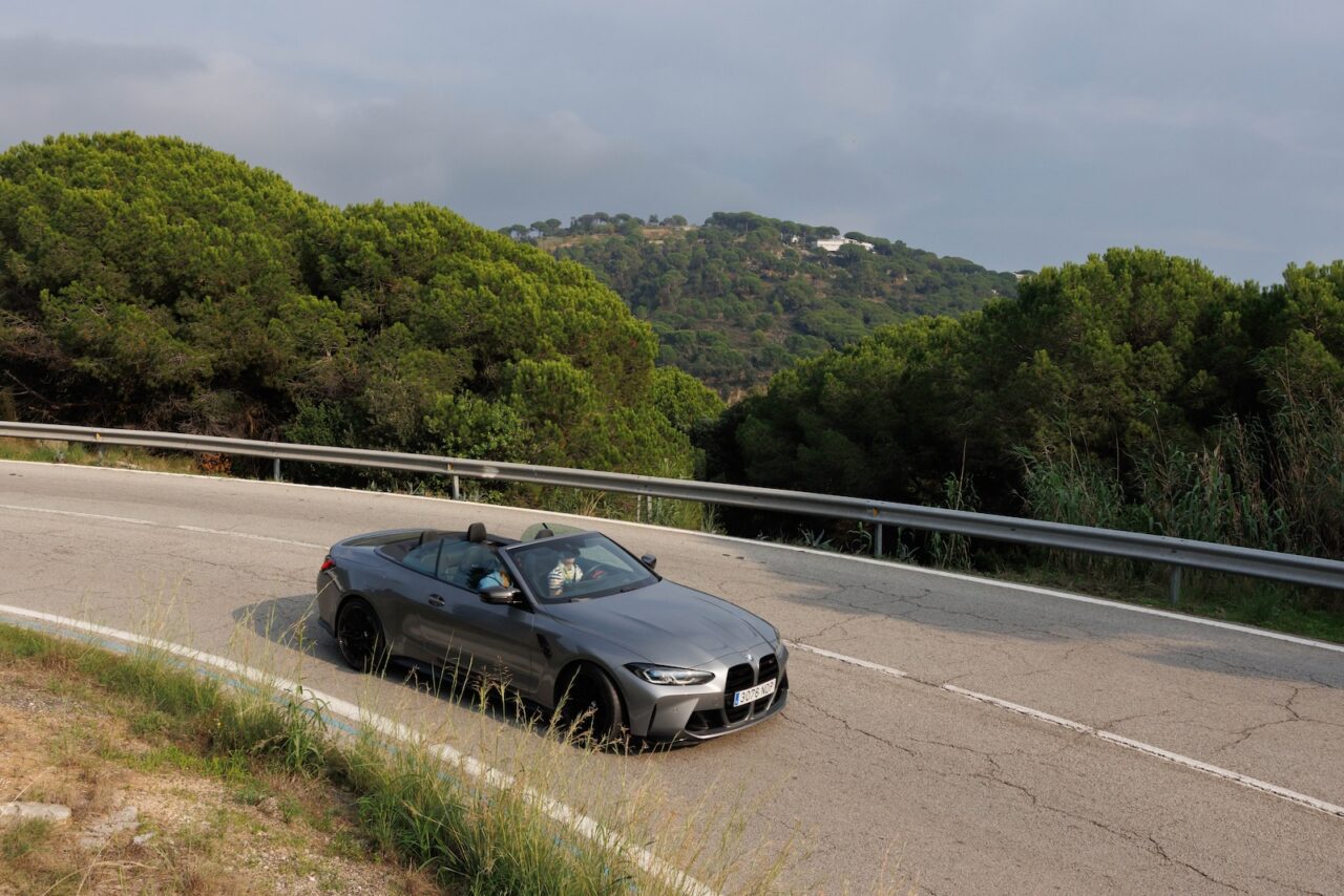 Route de campagne avec colline lors du road trip Michelin à Barcelone