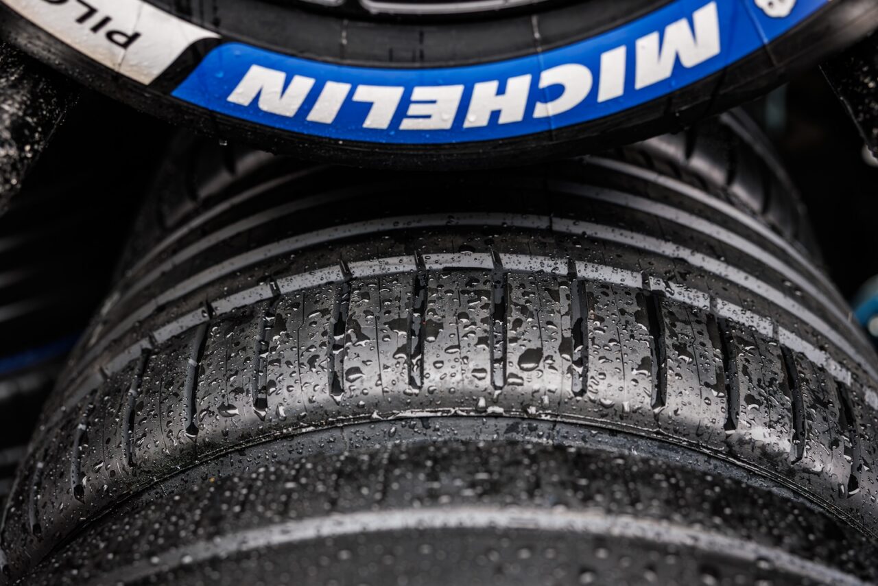 Gros plan sur un pneu Michelin de compétition lors des 6 Heures de Barcelone
