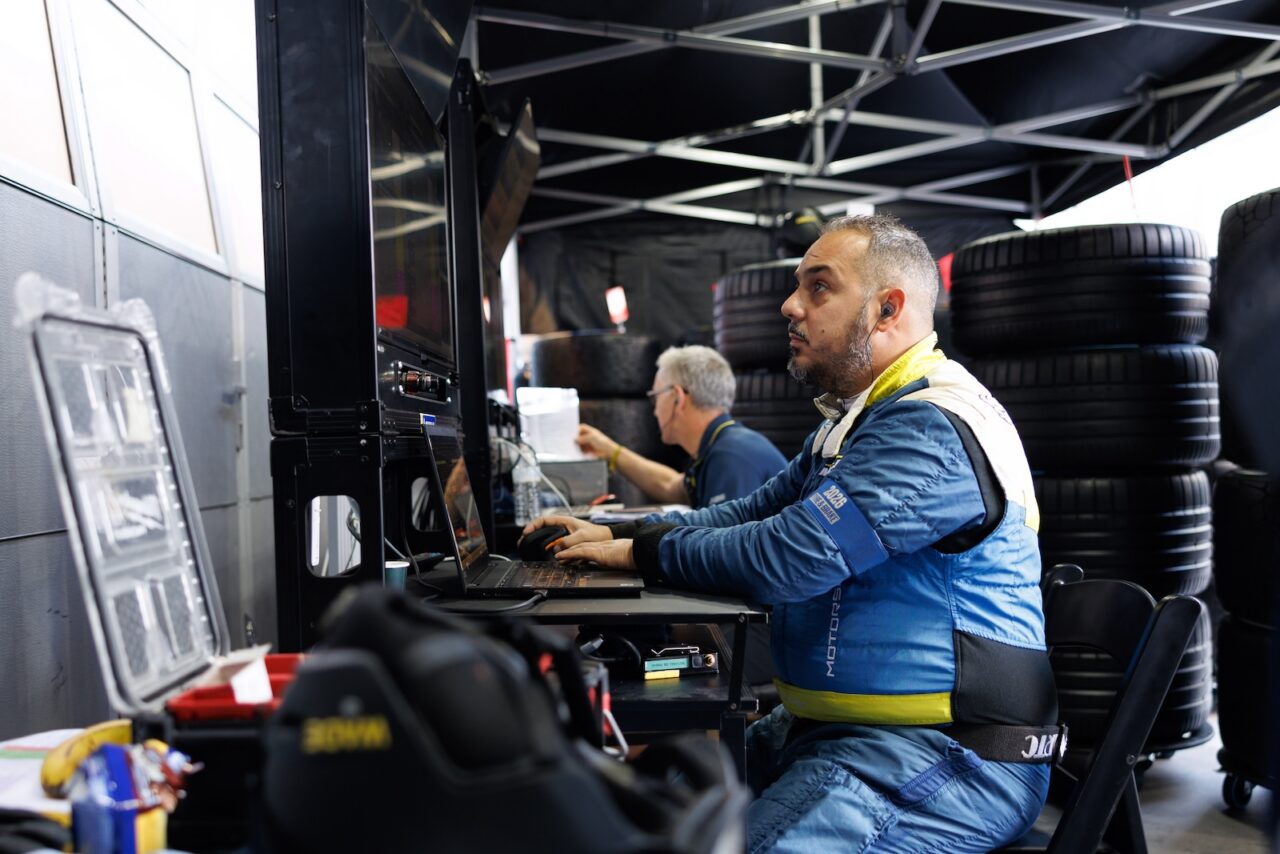 Ingénieur Michelin travaillant sur ordinateur dans les stands