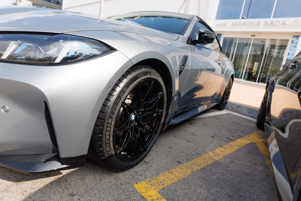 Gros plan sur le pneu Michelin et la jante noire d’une BMW M4 grise