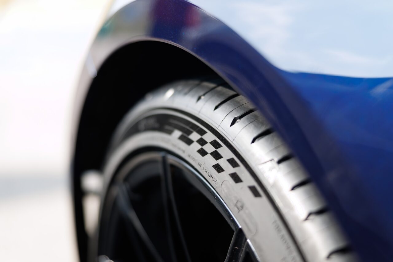 Gros plan sur le pneu Michelin d’une BMW bleue